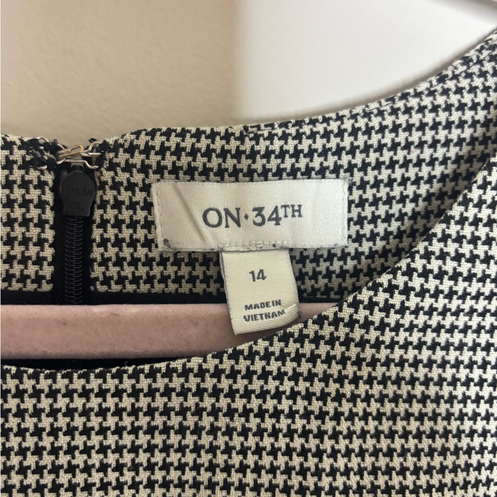 Macy’s ON 34th Sleeveless Black and Cream Houndstooth Mini Shift Dress - Picture 7 of 8